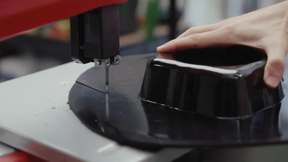 用帶鋸機去除成型零件上的多餘材料 用帶鋸機去除成型零件上的多餘材料