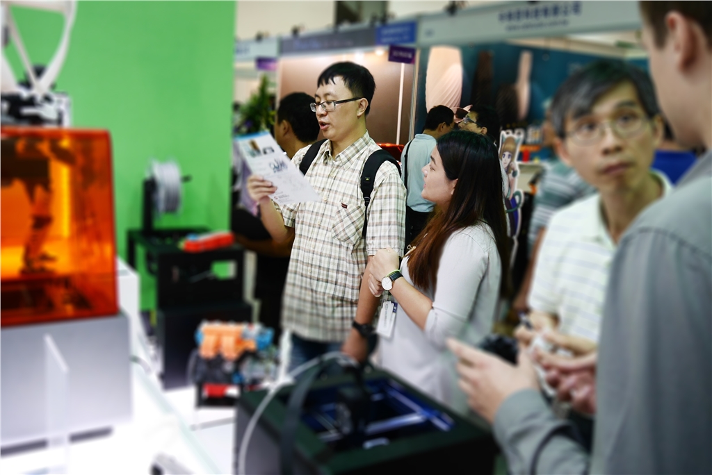 taimold 模具展 3d列印 三帝瑪人員專(zhuān)業(yè)的與客戶(hù)介紹