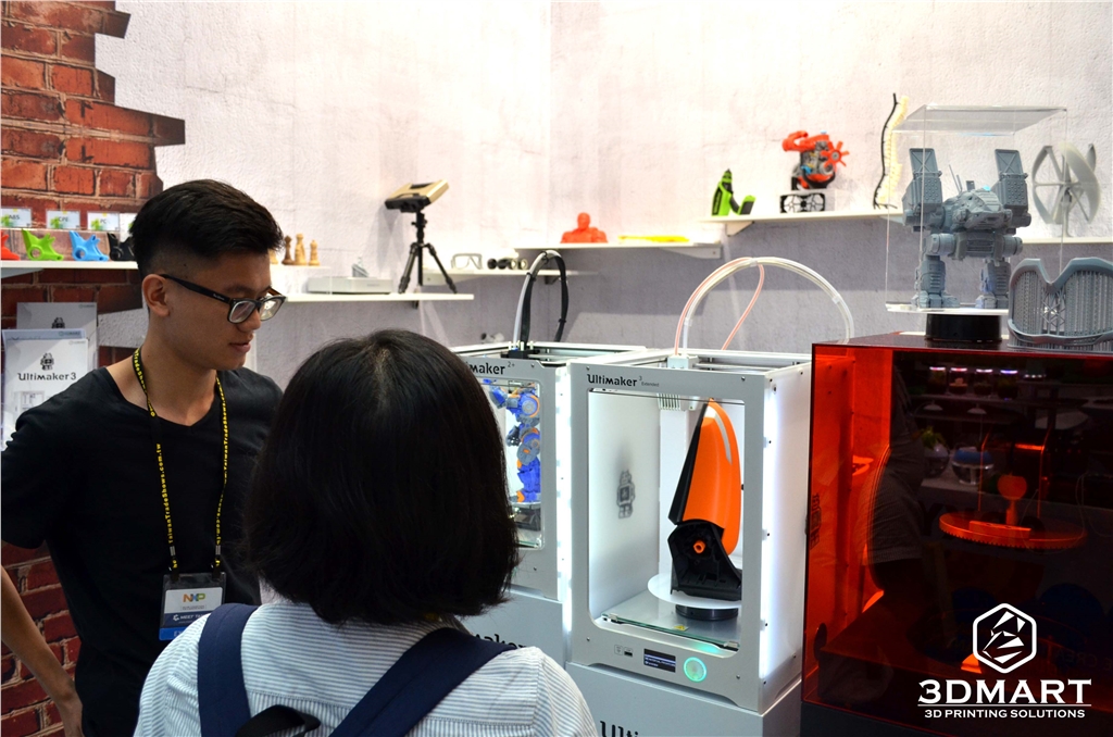 3DMART in 2017 Computex 展覽期間 與客戶介紹 ultimaker3