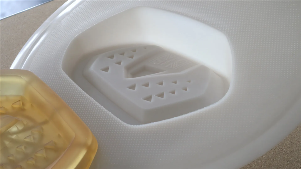 UHMW 生產(chǎn)堅(jiān)固、耐磨的零件，具有低摩擦系數(shù)。