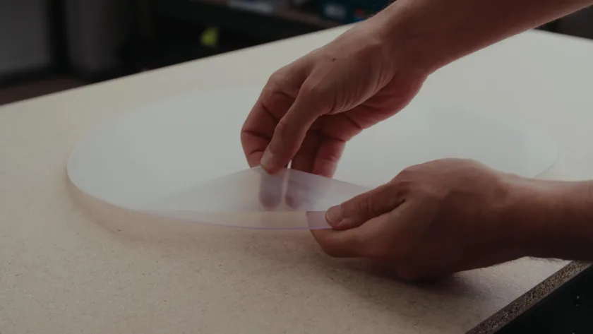 去除 PETG 材料片上的保護膜