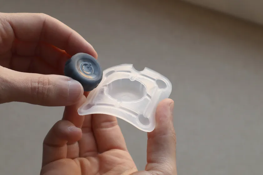 在 Mayku Multiplier 上，使用 EVA 材料片製作的柔軟模具